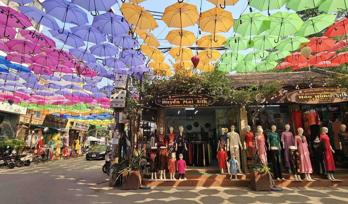 Làng lụa Vạn Phúc tại Hà Đông, Hà Nội cũng là một điểm đến tiêu biểu của du lịch làng nghề.